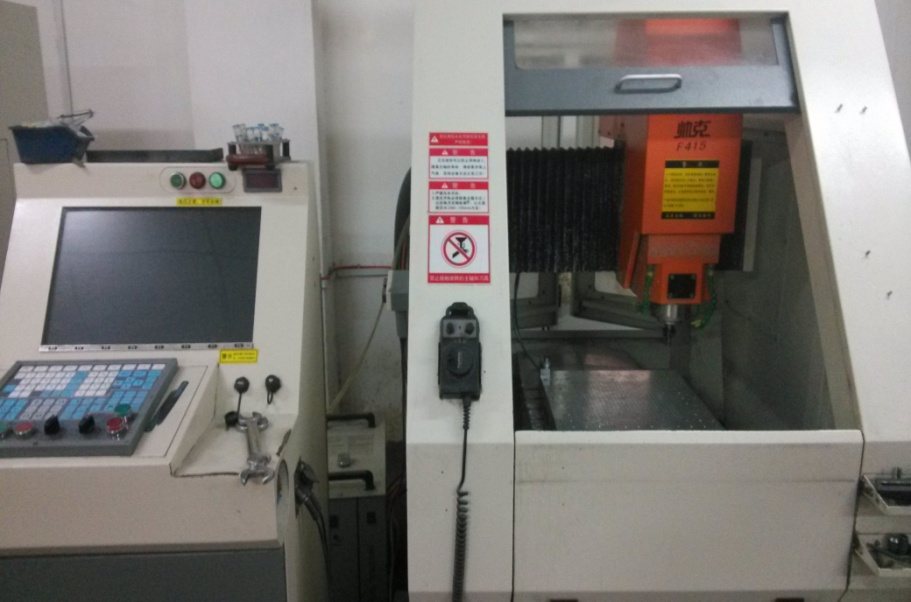 车间 CNC 精雕机设备实拍